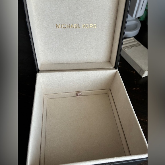 MICHAEL KORS Bracelet and Earrings Set. - Picture 13 of 16